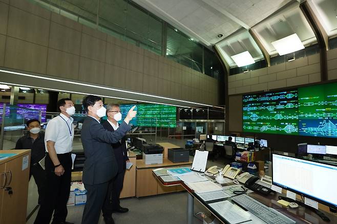 정왕국 한국철도 사장 대행이 구로 관제센터에서 안전관제 상황을 점검하고 있다.
