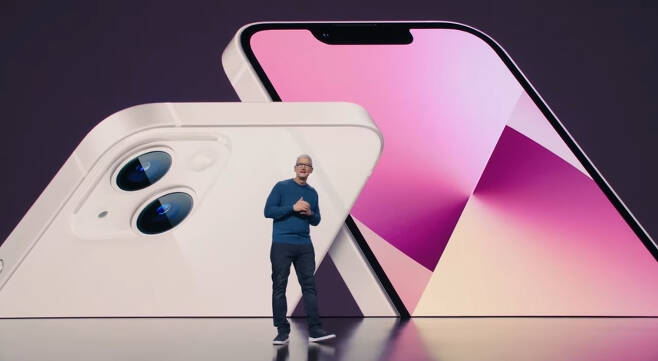 팀 쿡 애플 최고경영자(CEO)가 아이폰13 제품을 소개하고 있다. [애플 유튜브 채널 캡처]