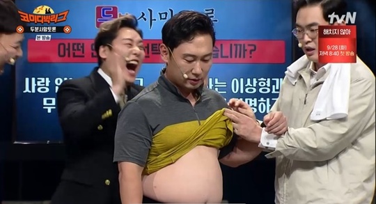 Comedian Lee Seung-Yoon made a surprise appearance on Comedy Johny HendricksIn the debate on the death of two TVN Comedy Johny Hendricks broadcast on September 19, we discussed the theme of Marriage without love, longevity without illness, love ideal type and marriage and short term.This level, which heard the theme, wondered, Is there anyone who marriages without love? Park Young-jin replied, Sometimes there is such a person.This level is like you? I want to marriage like you.Why do you have a sense of damage? Park Young-jin was embarrassed and refuted, I came to kiss this morning. This level chose a non-loveless marriage after a diseaseless longevity, he said: Im sick of long-lasting love, marriage but Im sick of it, never being able to love it.Lovers, face the couple. Im sick of it. Whats really strange is that if you live long enough, you will continue to see your loved ones. When Choi Sung-min asked, Do you mean to cheat on me then? This level attacked, I have a child and a grandchild. Why are you so embarrassed? Have you ever been?The problem is that young people are trying to live long these days. The line is set. It is low-end to say that they will live long.I was able to live long enough to live away from my in-laws, and then the Gyeongbu Expressway was opened and started to be short-lived. If you see your husbands, it is a good thing. The thing that I was going to see my wife is that I eat alcohol in front of my juniors with an excuse for late night work.Where do you prudently leak the cloth? he added.Park Young-jin said, Lets say that you are a soldier without a marriage with someone you do not love.When my child grows up and my dad asks me what I have done, the program that suddenly appears is I am a natural person. Then Lee Seung-Yoon, who starred in Im a Natural Man, made a surprise appearance.Lee Seung-Yoon continued to reject Park Young-jins Health Boy cry and wanted to unveil the abdominal muscles.Then Park Young-jin climbed up the gap and slightly raised his upper clothes, and Lee Seung-Yoons solid abdominal muscles were not there.Lee Seung-Yoon said, I do not exercise. What are you going to do with this? You are the image that you have accumulated for 17 years.