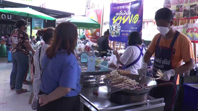 미트볼을 사기 위해 줄을 서고 있는 태국인들/방콕포스트