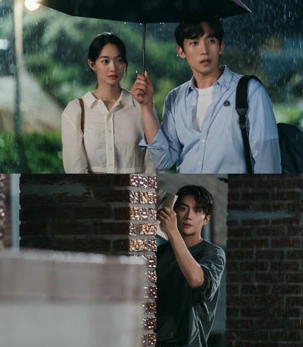 Gang Village Cha Cha Cha Cha has unveiled the dizzying Love Triangle (DJ Ivy Mix) scene of Shin Min-a, Kim Seon-ho and Lee Sang Yi.TVNs Saturday drama Gangmae Cha Cha Cha (playwright Shin Ha-eun and director Yoo Je-eun) depicts the Tikitaka healing romance in Resonance, a sea village full of people, woven by realist dentist Yoon Hye-jin (Shin Min-a) and all-round white-water erythema (Kim Seon-ho).Shin Min-a, Kim Seon-ho, and Lee Sang Yi meet in an unusual atmosphere ahead of the 8th broadcast on the 19th and concentrate the Sight.In the last broadcast, the prelude to the triangular romance of Hye-jin, Doo-sik, and Sung-hyun (Lee Sang Yi) was held; the three people who gathered in one place in DeDie had a drink and built up a sense of intimacy rapidly.Hye-jin and Sung-hyun, who were in college during their college years, recalled memories of the past that they could share only with each other, and in the meantime, Doo-sik felt a strange alienation.In particular, at the end of the broadcast, Sung Hyun presented a surprise brunch to Hye-jin and expressed his affection for him, and at the same time, he reaffirmed whether there was anyone who met Hye-jin.In addition, there was another romantic incident between Hye-jin and Doo-sik, Hye-jin who found the two meals alone in the yard the night they drank together.Both of them were drunk, and they were sitting next to him, saying, Do not worry, Im not going anywhere.As such, expectations and interest are increasing day by day how the appearance of Sung Hyun will affect Hyejin and Doosik, which are getting deeper and deeper to each other without knowing themselves.Among them, SteelSeries makes you expect the triangular romance of those who are properly lit.First, the first Steel Series contains two shots of Hyejin and Sunghyun, who are wearing Umbrella together on a rainy night.The two people wearing a side-by-side Umbrella seem to be refreshing as if they were back in college, and another Steel Series is interested in seeing the appearance of a doosik.What is going on is a wet two-sock, and his expression, which seems to hide his surprised feelings when he finds two people, makes the hearts of the viewers even more saddened.Hye-jins expression, which is looking at the cephalotype in Umbrella, which Sung-hyun supports, attracts attention because her eyes are worried.In this situation, what kind of conversation will be held by the three people, and Hyejin, Doosik, and Sunghyuns love line where the one can not predict the front, raise more questions and wait for the broadcast of the night 8 times.On the other hand, the 8th broadcast of Gang Village Cha Cha Cha will be broadcast at 9 pm on the night.