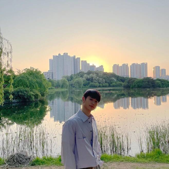 SHINee Minho showed off her picturesque visualsOn the 18th, Minho posted several photos on his Instagram with an article entitled sunset... flower festival...In the photo, Minho boasted a picturesque visual with a fantastic sunset.Emanating a calm Hair style and a neat charm with a shirt, he attracted Eye-catching with a distinctive look in the backlight.Minho also shook her emotions with the opposite Pacific shoulder, which was opposed to the beauty of flowers. The fans praised her with comments such as Minho is the most beautiful flower, Haenyeo and the flower man and The world harmless face.Meanwhile, Minho made a special appearance as a filling station in the Teabing OLizynal Yumis Cells and took a snow stamp, and confirmed his appearance on the Kakao TV OLizynal Sorm (director Jung Bum-sik).