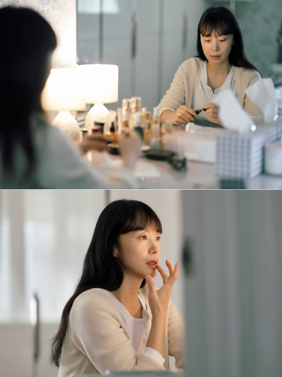 On the 19th, before the 6th episode of the JTBC 10th anniversary special project No Longer Human, it captured the changed appearance of the denial (Jeon Do-yeon).It raises curiosity by foreshadowing the denial of breaking the darkness and escaping from everyday life, and the turning point of Ryu Jun-yeol, which was the beginning of the change.In the last broadcast, Kang Jae sensed the unusual connection between the dead Jung Woo (Na Hyun Woo) and the injustice.Kang Jae found traces of a woman named Nam Hee-sun, who had gone back to the world with him at Goshi One where Jung Woo stayed, and was confused by confirming the message sent by the denial.The appearance of Kang Jae, who left a reply to Jung Woo, saying, Its been a long time, I remember.In the meantime, the denial is going to prepare for a special outing. The appearance of the denial in the mirror in front of the dresser is awkward.The subtle twists and tensions are on his fingertips, and the denial sits on the bed in the strange room, waiting for someone.The person who breaks the silence of waiting is Kang Jae. His lonely and deep eyes, standing at the door and looking at the injustice, leave a lust.In the sixth episode of Today (19th), Kang Jae faces the secret past of denial, and the more he knows, the more decisive changes will come to the two people who feel the attraction of emotions mixed with empathy and compassion.Negative and steel are no longer entangled in necessity, not in Contingency, but in the event of becoming a turning point in a relationship, we are waiting for the production team of No Longer Human.Please pay attention to the emotional changes, he said.On the other hand, the 6th No Longer Human will be broadcast at 10:30 pm on the 19th.Photo: CJS Entertainment and Drama House Studio