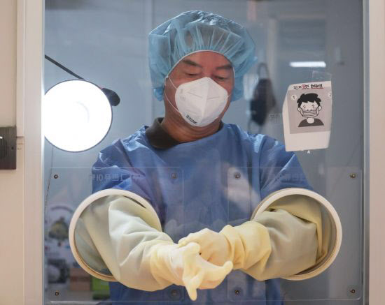18일 서울 중구보건소 선별진료소에서 의료자원 봉사를 하고 있는 안철수 국민의당 대표.(사진=연합뉴스)