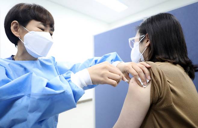 지난 17일 충북 청주시 흥덕구에 있는 하나병원에서 한 시민이 코로나19 백신 접종을 하고 있다. (사진= 연합뉴스)