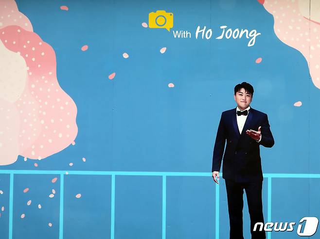 경북 김천예고 옆 교동연화지로 가는 골목길에 조성된 '트바로티 김호중 소리길' 벽에 붙여진 김호중의 사진이 팬들을 기다리고 있다. 2021.9.20/뉴스1 © News1 정우용 기자