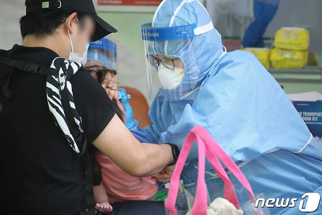 신종 코로나바이러스 감염증(코로나19) 신규 확진자가 전국에서 2025명 발생한 1일 오전 대구 달서구보건소에 마련된 선별진료소에서 의료진이 코로나19 진단검사를 위해 아이의 검체를 채취하고 있다. 이날 대구 55명, 경북 44명의 신규 확진자가 추가됐다. 2021.9.1/뉴스1 © News1 공정식 기자