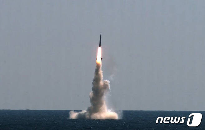 잠수함 '도산안창호함'을 이용한 국산 잠수함발사탄도미사일(SLBM)가 지난 15일 실시됐다. (국방부 제공) 2021.9.15/뉴스1 © News1 이성철 기자
