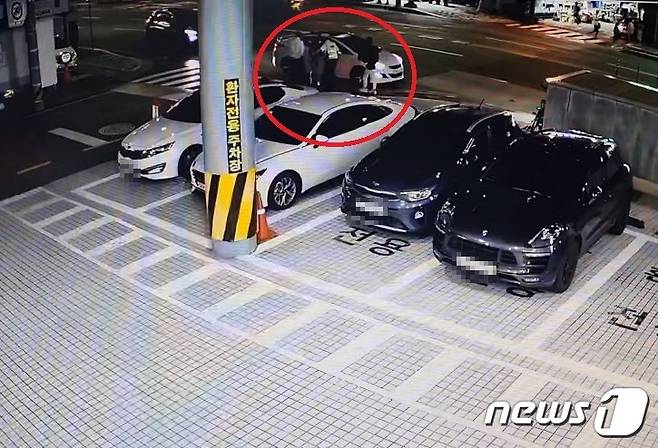 응급환자 이송 장면(부산지방경찰청 제공)© 뉴스1