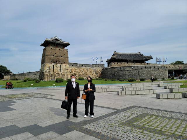 화서문과 서북공심돈을 배경으로 선 이창근 단장과 안지형 디렉터.