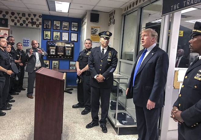도널드 트럼프(오른쪽 두 번째) 전 미국 대통령이 9·11 테러 20주년인 11일(현지시간) 뉴욕 제17구역 경찰서를 방문해 대원들을 격려하고 있는 모습.  /AP통신, 연합뉴스
