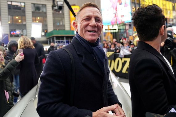 영국 영화배우 대니얼 크레이그(가운데)가 2019년 12월 4일(현지시간) 미국 뉴욕 맨해튼에서 '007 노 타임 투 다이' 영화 홍보 행사에 참석해 환하게 웃고 있다. 로이터뉴스1