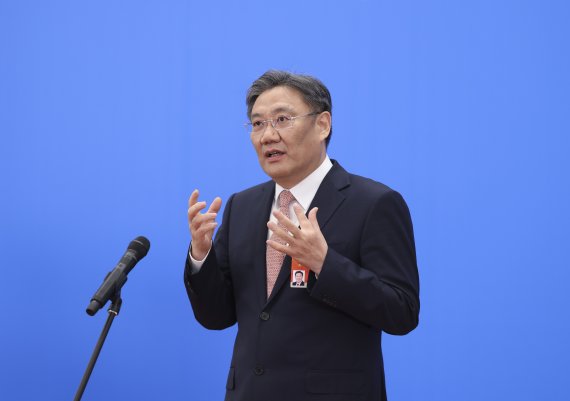 중국 왕원타오 상무부 부장이 2020년 8일 베이징 인민대회당에서 열린 전국인민대표대회(전인대) ‘부장통로’ 행사에서 질문에 답변하고 있다. 2021.03.09 /사진=뉴시스