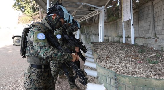 레바논에서 유엔 평화유지군으로 임무를 수행하는 동명부대 장병들이 총기검사를 하고 있다. 사진=합참 제공