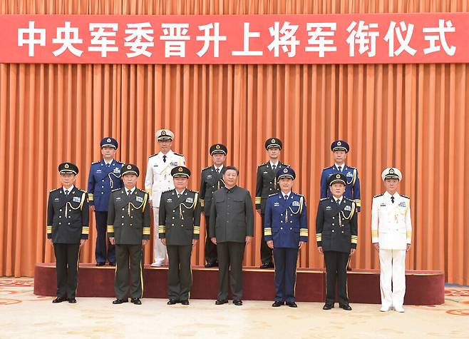 Chinese President and Chairman of the Central Military Commission Xi Jinping poses for a photo on Sept. 6 with senior military officials, including five recently promoted generals (Yonhap News)