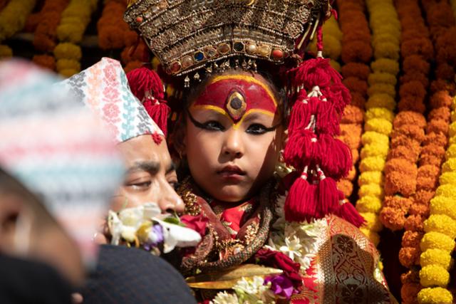 네팔 카트만두의 쿠마리가 옌야(인드라 자트라) 19일 축제 행차를 위해 마차에 오르고 있다. 카트만두=AP 연합뉴스