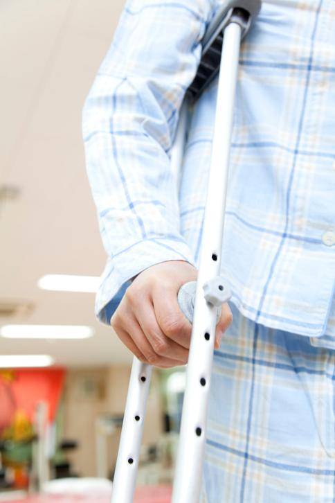 운동 등으로 생긴 골절을 제대로 치료하지 않으면 뼈가 잘 붙지 않아 기형이 생길 수 있고, 관절장애나 만성 골수염으로 이어질 수도 있다. 게티이미지뱅크