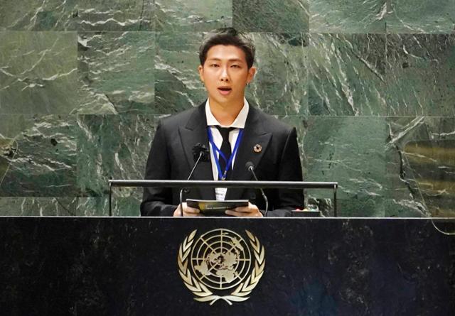 그룹 방탄소년단의 리더 RM이 20일(현지시각) 미국 뉴욕 UN본부 총회장에서 열린 제2차 SDG Moment(지속가능발전목표 고위급회의) 개회식에서 발언하고 있다. 뉴욕=연합뉴스