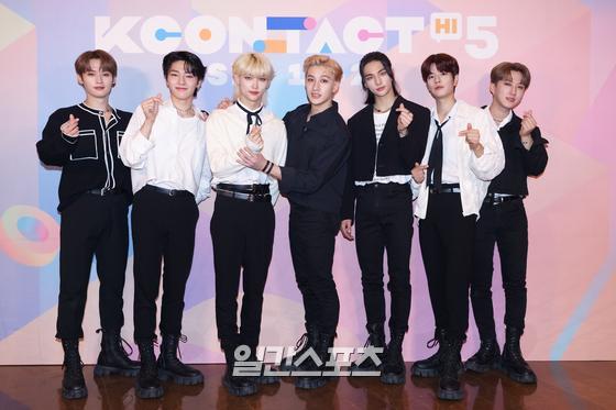 Members of Stray Kids (Stray Kids-Bang Chan, Reno, Changbin, Hyunjin, Han, Felix, Seungmin, and Ayen) attended the fifth season of KCON:TACT (KCON:TACT HI 5) held on the 19th and have photo time.KCON:TACT HI 5 will be released exclusively through Teabing in Korea, and overseas fans can meet through KCON official and Mnet K-POP YouTube channel.