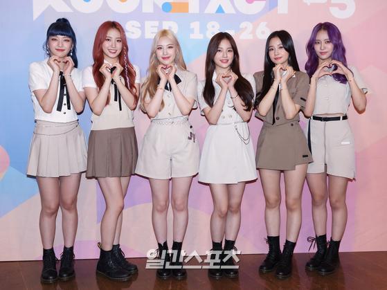 Members of Weekly (Weekly-Lee Su-jin, Cyber Monday, Cihan Ünal, Shin Ji-yoon, Park So-eun, Joa, and Lee Jae-hee) attended the fifth season of KCON:TACT (KCON:TACT HI 5) held on the 18th and have photo time.KCON:TACT HI 5 will be released exclusively through Teabing in Korea, and overseas fans can meet through KCON official and Mnet K-POP YouTube channel.