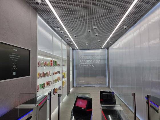 세븐일레븐이 서울시 금천구 롯데정보통신 건물 1층에 낸 'DT 랩 스토어' 내부 모습. 카메라와 무게 센서가 설치돼 있어 물건을 가지고 나오기만 하면 자동 결제가 된다. 이병준 기자