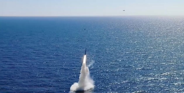 지난 15일 도산안창호함(3000t급)에 탑재된 잠수함발사탄도미사일(SLBM)이 수중을 빠져나와 하늘로 향하는 모습./ 국방부 제공