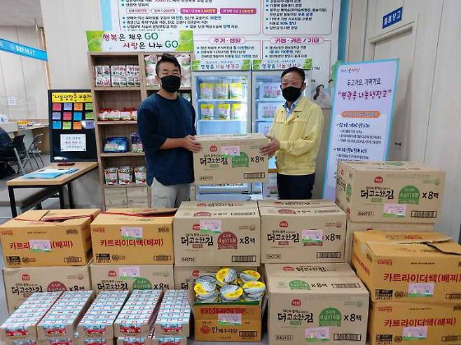 전남 영광군이 운영하고 있는 나눔 냉장고에 기부된 물품. 영광군 제공.