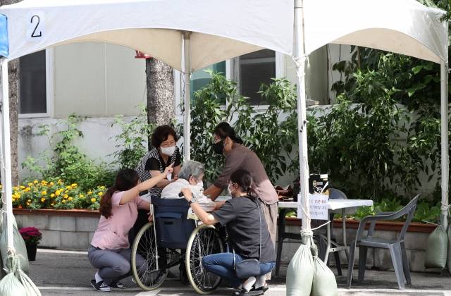 추석을 하루 앞둔 20일 오전 강원 춘천시의 한 요양원에서 입소 어르신이 딸들과 면회하며 대화하고 있다. 연합뉴스