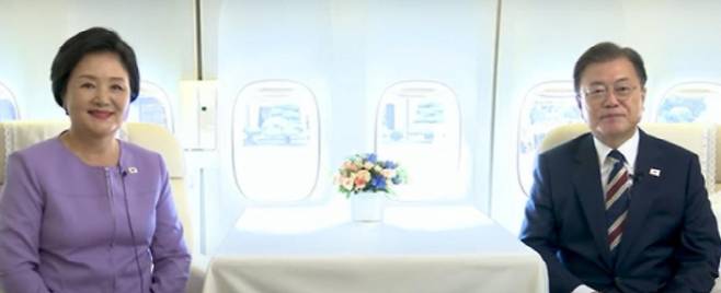 추석 명절을 맞아 영상 메시지를 촬영 중인 문 대통령 부부 모습.[사진 출처 = 청와대]