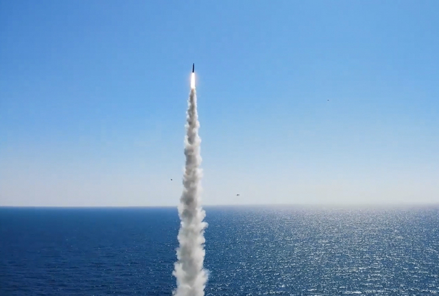 우리나라가 독자 개발한 잠수함발사탄도미사일(SLBM)의 발사 장면을 국방부가 지난 17일 추가 공개했다. /사진제공=국방부