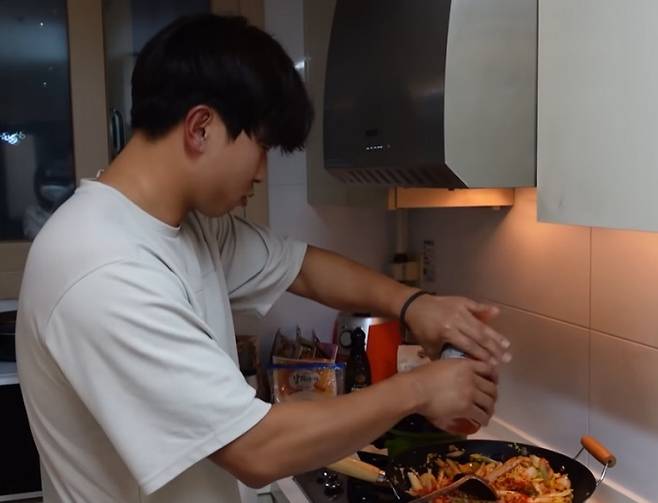 SSG 고종욱이 구단 유튜브 채널을 통해 자신의 요리 실력을 뽐내고 있다. SSG 유튜브 채널 캡처