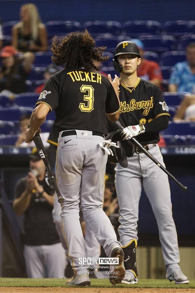 ▲ 홈런을 친 뒤 콜 터커(왼쪽)의 축하를 받는 박효준.