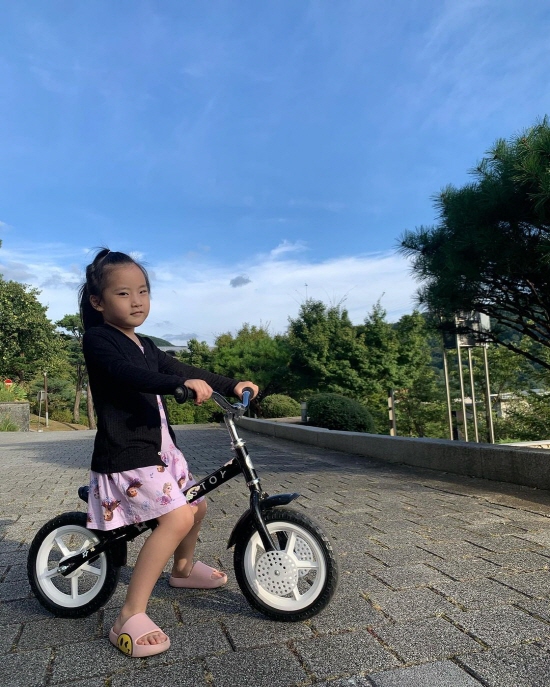 On the 20th, Choi Jung-yoon posted a picture on the Instagram with an article entitled # Happy Chuseok in the neighborhood where no one is present.In the photo, Choi Jung-yoon is smiling at the camera with a muffler in the autumn atmosphere.I can see my cute daughter on a bicycle.Choi Jung-yoon recently returned to acting in six years with SBS daily drama Amor Party - Love, Now.Choi married Yoon Tae-jun, who was four years younger in 2011, and had a daughter. Yoon Tae-jun is an idol and the eldest son of the Ealand Foundation.Photo: Choi Jung-yoon Instagram