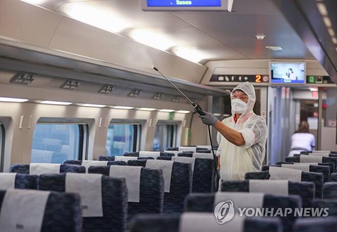 SRT 열차 소독  [연합뉴스 자료사진]