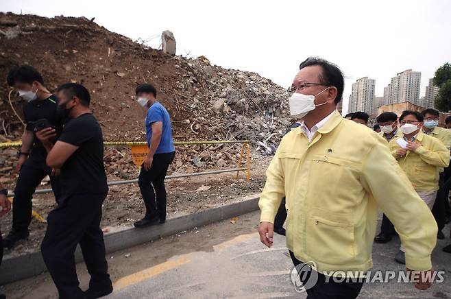 광주 철거건물 붕괴사고 현장 찾은 김부겸 총리 (광주=연합뉴스) 김승두 기자 = 김부겸 국무총리가 10일 광주 동구 학동 재개발지역 철거건물 붕괴사고 현장을 방문해 보고를 받은 뒤 둘러보고 있다. 2021.6.10 kimsdoo@yna.co.kr