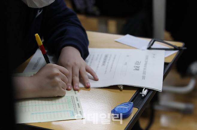 2022학년도 대학수학능력시험 9월 모의평가가 실시된 1일 서울 영등포구 여의도여자고등학교에서 수험생들이 시험 준비를 하고 있다.(사진=뉴시스)