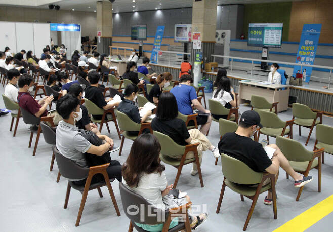 서울 마포구 마포아트센터에 마련된 코로나19 백신접종센터에서 시민들이 백신 접종 후 모니터링실에 대기하고 있다. (사진=김태형 기자)