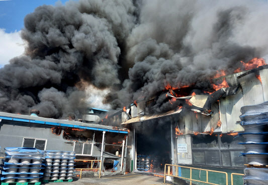 21일 오후 인천시 서구 가좌동 한 자동차부품 공장에서 불이 나 검은 연기가 치솟고 있다.(사진=연합뉴스)
