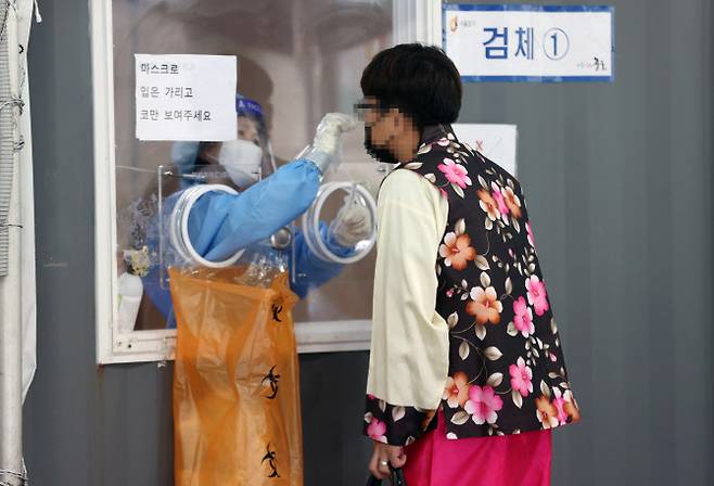 추석 당일인 21일 서울역 광장에 마련된 신종 코로나바이러스 감염증(코로나19) 임시선별검사소에서 한 시민이 검사를 받고 있다. (사진=연합뉴스)