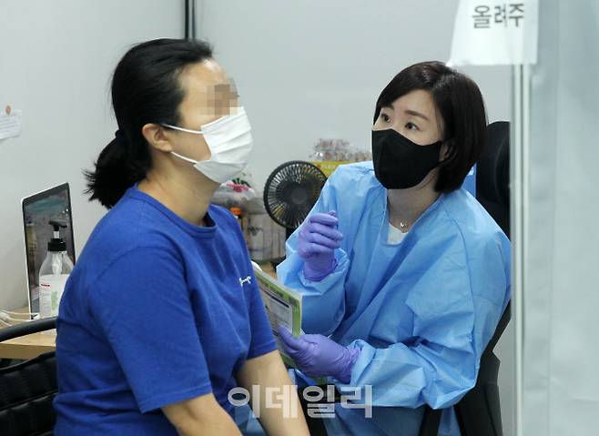 지난 16일 오전 서울 영등포구 영등포아트홀에 마련된 코로나19 백신접종센터에서 시민들이 접종을 하고 있다. (사진=이데일리DB)