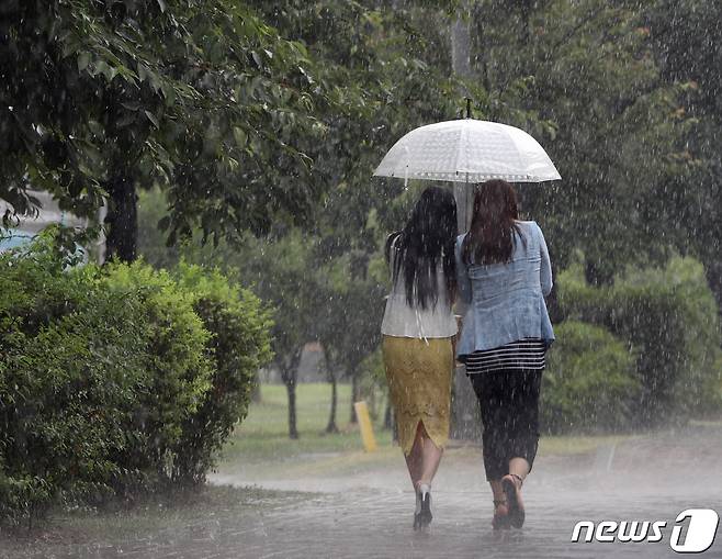 추석인 21일 전북은 오전에 강한 비가 내리겠다./뉴스1