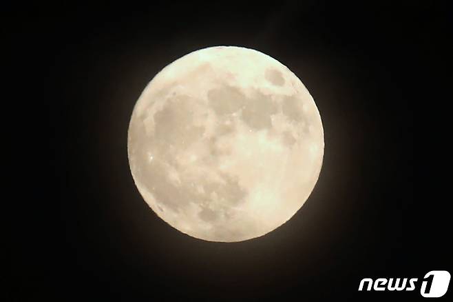 울산 태화강 상공에 뜬 보름달. 2020.10.31/뉴스1 © News1 윤일지 기자