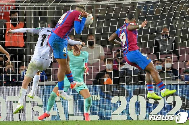 후반 45분 극적인 동점골을 넣은 바르셀로나 수비수 아라우호(왼쪽). © AFP=뉴스1