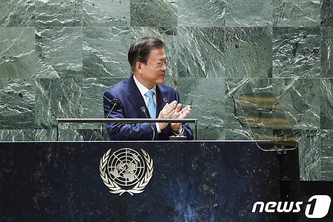 문재인 대통령이 20일(현지시간) 뉴욕 유엔본부에서 열린 제76차 유엔 총회 SDG Moment(지속가능발전목표 고위급회의) 개회 세션에서 그룹 방탄소년단(BTS)을 소개하고 있다. (청와대 제공) 2021.9.21/뉴스1