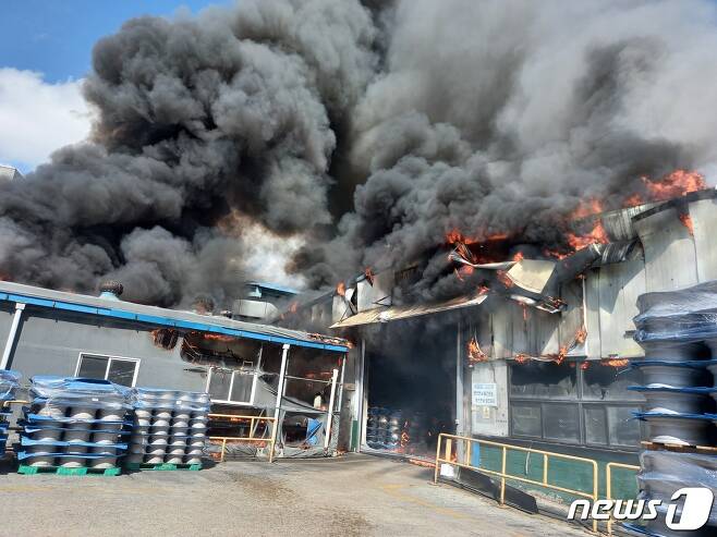 21일 오후 1시38분쯤 인천 서구 자동차부품공장에서 화재가 발생했다.(인천소방본부 제공)© 뉴스1
