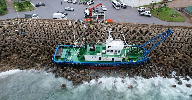 한 예인선이 표류하다가 태안 부억도 인근 방파제에 좌초됐다.(태안해경 제공)© 뉴스1