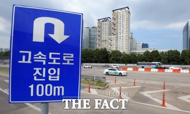 추석 당일인 21일 오후 3~4시경 고속도로 정체가 예상된다. /더팩트 DB