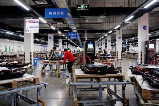 중국 안후이성 허페이에 있는 전기차 배터리 제조공장에서 직원들이 일하고 있다.＜이미지출처:연합뉴스＞
