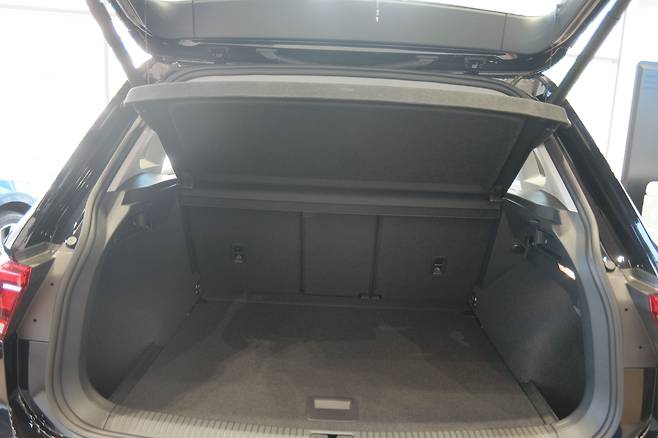 폭스바겐 티구안의 트렁크를 개방한 모습./연선옥 기자