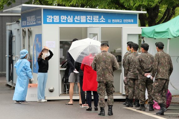 지난 17일 오전 강원 철원군보건소에 마련된 선별진료소에서 군인과 시민들이 코로나19 검사를 받기 위해 대기하고 있다. 사진=뉴스1